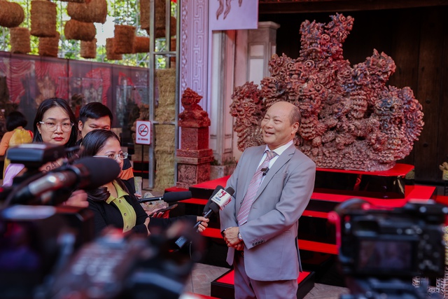 Kim Huyền Sâm làm MC, con gái họa sĩ Ngô Xuân Bính thu hút sự chú ý tại lễ khai mạc triển lãm "Hiện Linh"- Ảnh 8. Kim Huyền Sâm làm MC, con gái họa sĩ Ngô Xuân Bính thu hút sự chú ý tại lễ khai mạc triển lãm "Hiện Linh"- Ảnh 8.