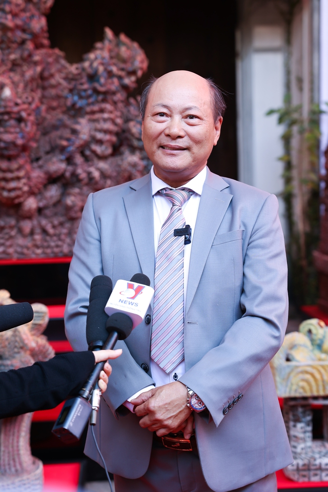 Kim Huyền Sâm làm MC, con gái họa sĩ Ngô Xuân Bính thu hút sự chú ý tại lễ khai mạc triển lãm "Hiện Linh"- Ảnh 9. Kim Huyền Sâm làm MC, con gái họa sĩ Ngô Xuân Bính thu hút sự chú ý tại lễ khai mạc triển lãm "Hiện Linh"- Ảnh 9.