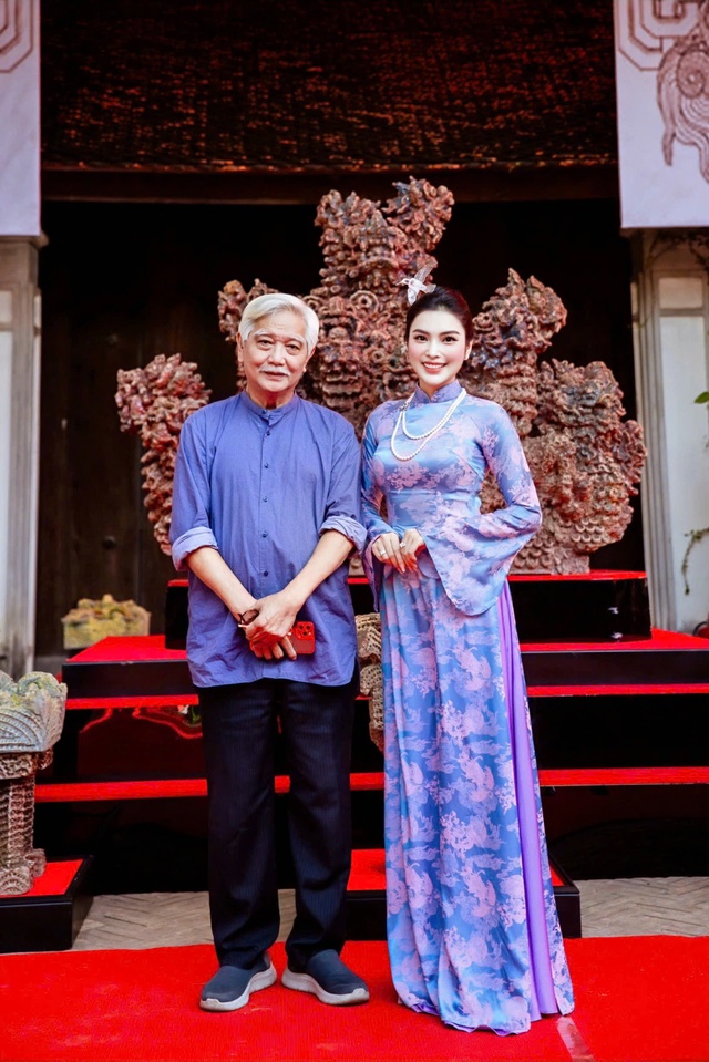Kim Huyền Sâm làm MC, con gái họa sĩ Ngô Xuân Bính thu hút sự chú ý tại lễ khai mạc triển lãm "Hiện Linh"- Ảnh 4. Kim Huyền Sâm làm MC, con gái họa sĩ Ngô Xuân Bính thu hút sự chú ý tại lễ khai mạc triển lãm "Hiện Linh"- Ảnh 4.