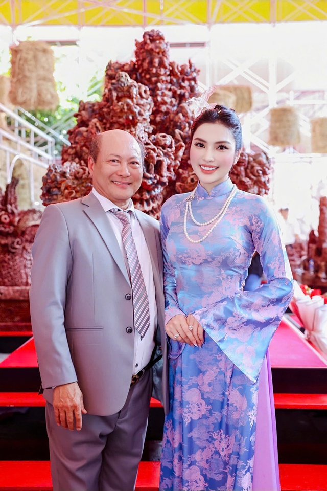 Kim Huyền Sâm làm MC, con gái họa sĩ Ngô Xuân Bính thu hút sự chú ý tại lễ khai mạc triển lãm "Hiện Linh"- Ảnh 1. Kim Huyền Sâm làm MC, con gái họa sĩ Ngô Xuân Bính thu hút sự chú ý tại lễ khai mạc triển lãm "Hiện Linh"- Ảnh 1.