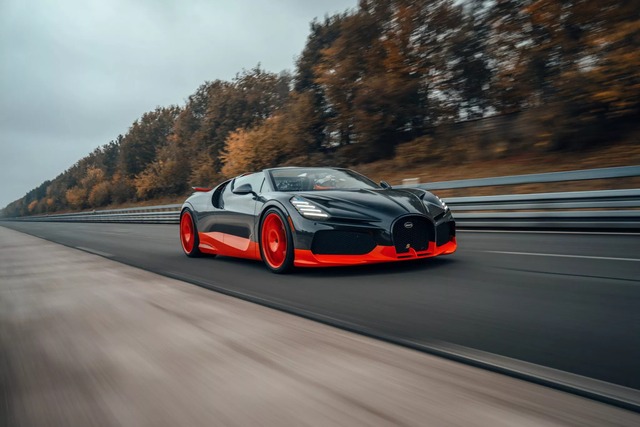 Chiếc Bugatti mui trần này lập kỷ lục thế giới: Đạt 454 km/h vượt thông số hãng công bố, giá quy đổi khoảng 375 tỷ đồng- Ảnh 1.