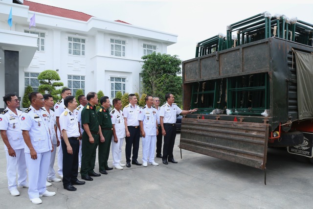 Hải quân nhân dân Việt Nam tặng trang thiết bị cho Hải quân Hoàng gia Campuchia- Ảnh 6.