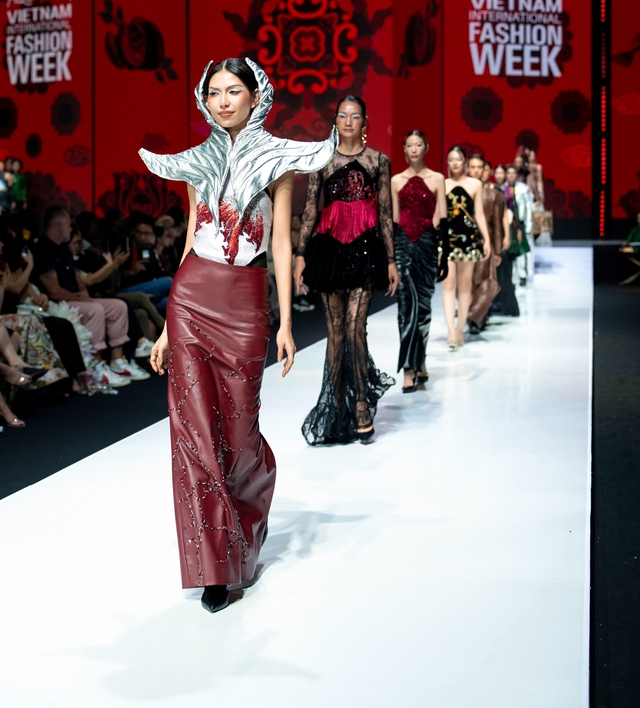 Rhyder vừa hát vừa catwalk cùng mẫu nhí Jennie Bảo Châu- Ảnh 1.