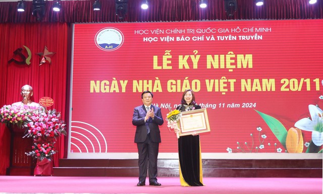 Học viện Báo chí và Tuyên truyền long trọng kỷ niệm 42 năm Ngày Nhà giáo Việt Nam- Ảnh 4.