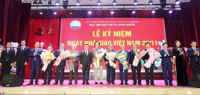 Học viện Báo chí và Tuyên truyền long trọng kỷ niệm 42 năm Ngày Nhà giáo Việt Nam- Ảnh 9.