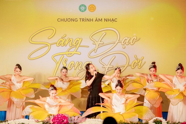 NSƯT Hồng Liên, ca sĩ Hồ Quỳnh Hương hát trong đêm nhạc "Sáng đạo trong đời"- Ảnh 1.