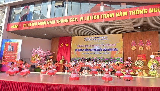 Trường THCS Chu Văn An (Tầy Hồ) đón nhận cờ thi đua Chính phủ trong ngày Nhà giáo Việt Nam 20/11- Ảnh 4.