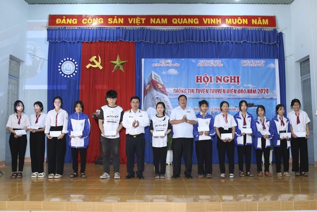 Trao học bổng cho học sinh có hoàn cảnh khó khăn vượt khó học giỏi.