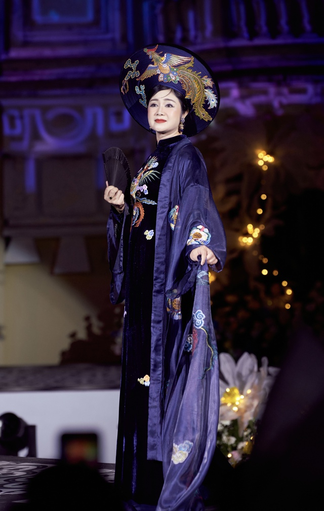 NSND Thu Hà mặc áo dài thêu phượng hoàng, Phạm Thư hóa bạch khổng tước- Ảnh 2. NSND Thu Hà mặc áo dài thêu phượng hoàng, Phạm Thư hóa bạch khổng tước- Ảnh 2.