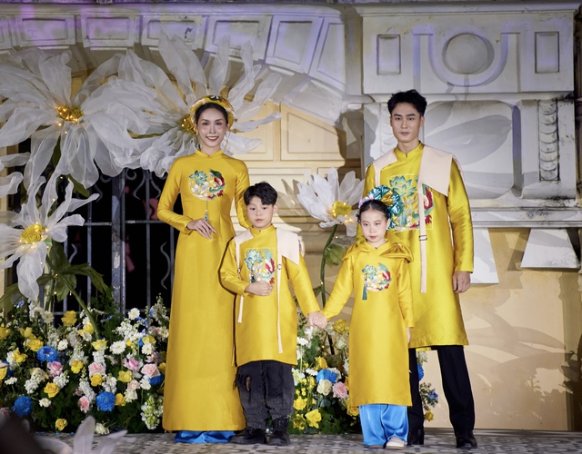 NSND Thu Hà mặc áo dài thêu phượng hoàng, Phạm Thư hóa bạch khổng tước- Ảnh 12. NSND Thu Hà mặc áo dài thêu phượng hoàng, Phạm Thư hóa bạch khổng tước- Ảnh 12.