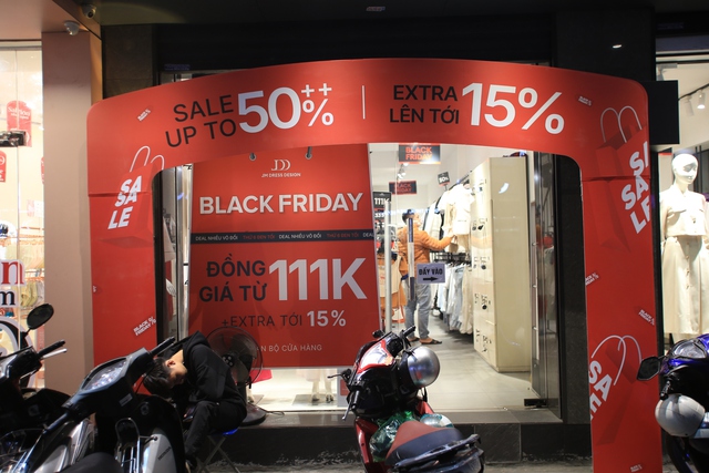 Người dân Hà Nội đổ xô săn sale sớm trước ngày Black Friday- Ảnh 2.