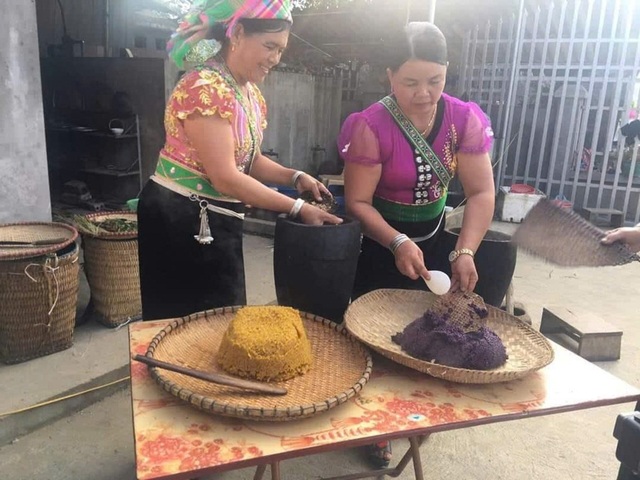 Phụ nữ Thái xã Tú Lệ đồ xôi màu bằng hạt nếp tan đặc sản để đãi khách trong những dịp lễ hội. (Ảnh: Tuấn Mạnh)