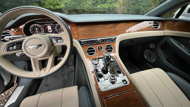 Tỉ mỉ như cách Bentley ốp gỗ lên xe: Dày chưa đến 1mm, thuộc 5% gỗ chất lượng nhất thế giới, mỗi công đoạn dù nhỏ cũng mất tới vài giờ- Ảnh 2. Tỉ mỉ như cách Bentley ốp gỗ lên xe: Dày chưa đến 1mm, thuộc 5% gỗ chất lượng nhất thế giới, mỗi công đoạn dù nhỏ cũng mất tới vài giờ- Ảnh 2.