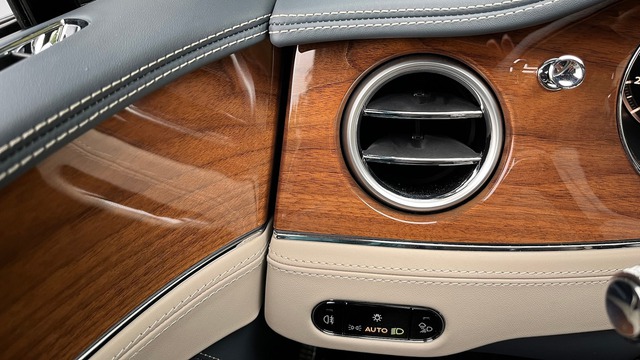 Tỉ mỉ như cách Bentley ốp gỗ lên xe: Dày chưa đến 1mm, thuộc 5% gỗ chất lượng nhất thế giới, mỗi công đoạn dù nhỏ cũng mất tới vài giờ- Ảnh 3. Tỉ mỉ như cách Bentley ốp gỗ lên xe: Dày chưa đến 1mm, thuộc 5% gỗ chất lượng nhất thế giới, mỗi công đoạn dù nhỏ cũng mất tới vài giờ- Ảnh 3.