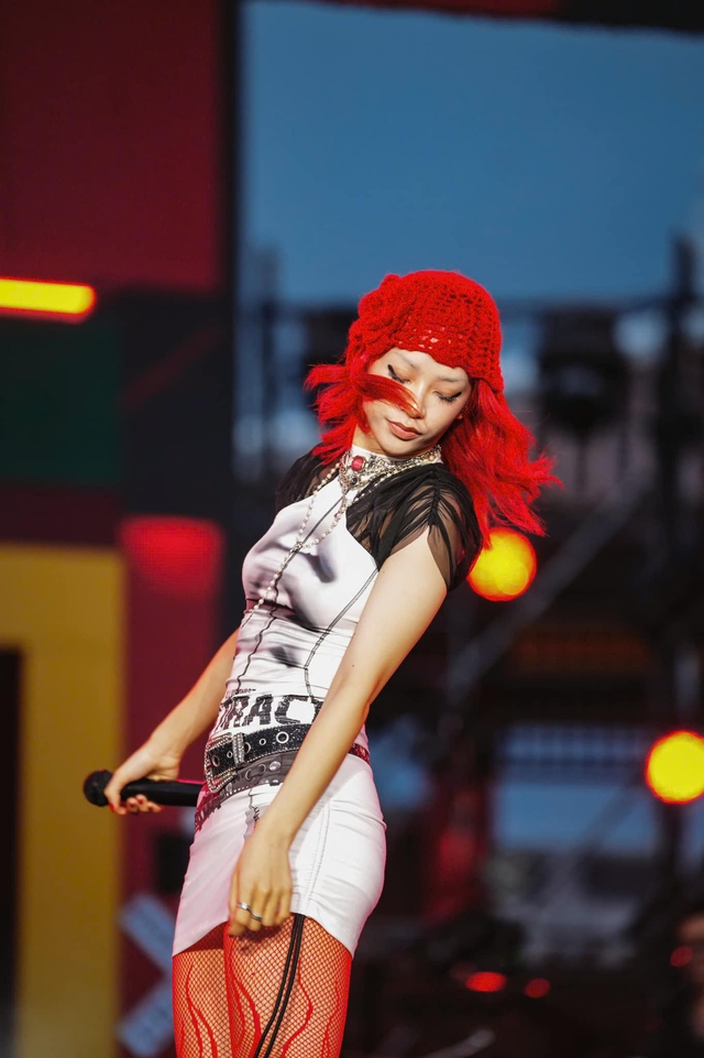 Hát hit của HIEUTHUHAI, nữ tân binh Vpop lộ rõ "lỗ hổng vocal"- Ảnh 5. Hát hit của HIEUTHUHAI, nữ tân binh Vpop lộ rõ "lỗ hổng vocal"- Ảnh 5.
