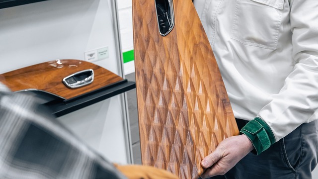 Tỉ mỉ như cách Bentley ốp gỗ lên xe: Dày chưa đến 1mm, thuộc 5% gỗ chất lượng nhất thế giới, mỗi công đoạn dù nhỏ cũng mất tới vài giờ- Ảnh 8. Tỉ mỉ như cách Bentley ốp gỗ lên xe: Dày chưa đến 1mm, thuộc 5% gỗ chất lượng nhất thế giới, mỗi công đoạn dù nhỏ cũng mất tới vài giờ- Ảnh 8.