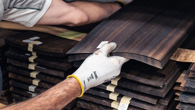Tỉ mỉ như cách Bentley ốp gỗ lên xe: Dày chưa đến 1mm, thuộc 5% gỗ chất lượng nhất thế giới, mỗi công đoạn dù nhỏ cũng mất tới vài giờ- Ảnh 6. Tỉ mỉ như cách Bentley ốp gỗ lên xe: Dày chưa đến 1mm, thuộc 5% gỗ chất lượng nhất thế giới, mỗi công đoạn dù nhỏ cũng mất tới vài giờ- Ảnh 6.