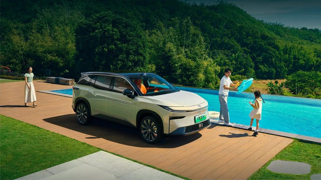 Toyota bZ3X ra mắt: Giá quy đổi chỉ từ 350 triệu đồng, chạy tới 620km/sạc, màn gần 15inch, camera, cảm biến 'dát' đầy quanh xe- Ảnh 2. Toyota bZ3X ra mắt: Giá quy đổi chỉ từ 350 triệu đồng, chạy tới 620km/sạc, màn gần 15inch, camera, cảm biến 'dát' đầy quanh xe- Ảnh 2.