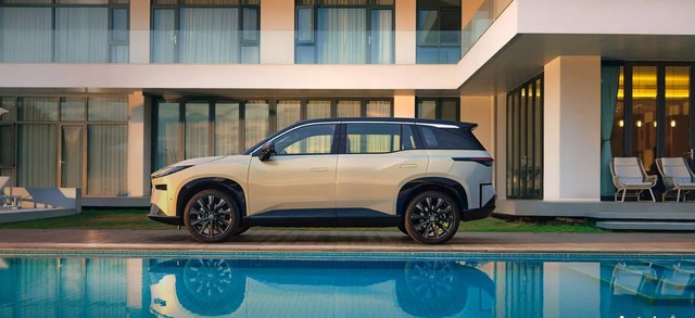 Toyota bZ3X ra mắt: Giá quy đổi chỉ từ 350 triệu đồng, chạy tới 620km/sạc, màn gần 15inch, camera, cảm biến 'dát' đầy quanh xe- Ảnh 4. Toyota bZ3X ra mắt: Giá quy đổi chỉ từ 350 triệu đồng, chạy tới 620km/sạc, màn gần 15inch, camera, cảm biến 'dát' đầy quanh xe- Ảnh 4.