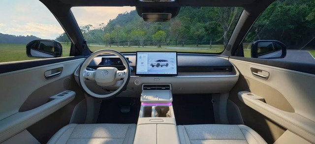 Toyota bZ3X ra mắt: Giá quy đổi chỉ từ 350 triệu đồng, chạy tới 620km/sạc, màn gần 15inch, camera, cảm biến 'dát' đầy quanh xe- Ảnh 3. Toyota bZ3X ra mắt: Giá quy đổi chỉ từ 350 triệu đồng, chạy tới 620km/sạc, màn gần 15inch, camera, cảm biến 'dát' đầy quanh xe- Ảnh 3.
