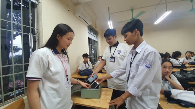 Xuýt xoa với màn dân vũ giữa giờ ra chơi tại 1 ngôi trường ngoại thành Hà Nội: Ai cũng tấm tắc vì lý do đặc biệt phía sau- Ảnh 4. Xuýt xoa với màn dân vũ giữa giờ ra chơi tại 1 ngôi trường ngoại thành Hà Nội: Ai cũng tấm tắc vì lý do đặc biệt phía sau- Ảnh 4.