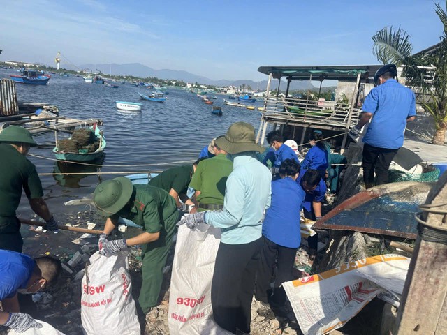 Chi đoàn Đồn Biên phòng Cam Ranh thực hiện chương trình "hãy làm sạch biển".