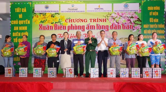 Đại tá Phan Thăng Long -Chỉ huy trưởng BĐBP tỉnh (Mặcquân phục) phối hợp các đơn vị tặng quà cho người nghèo.