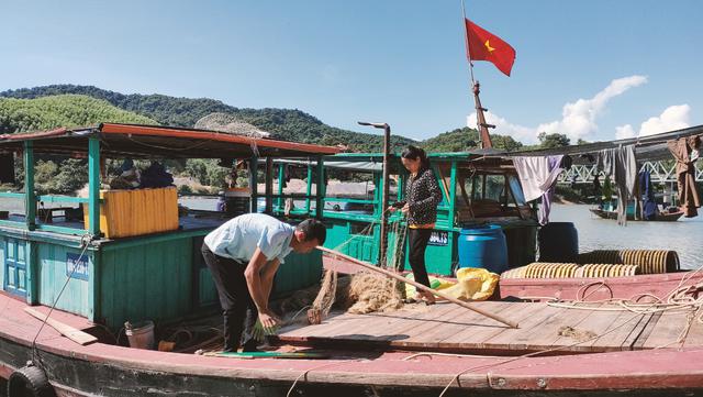 Vợ chồng chị Hoàng Thị Trang và anh Nguyễn Văn Phong, ở thôn Đồng Châu, xã Tiên Lãng, vay 100 triệu đồng để tu sửa cải tạo tầu, mua ngư cụ đánh bắt thủy hải sản, hiện đang hoạt động tốt, có thu nhập ổn định.