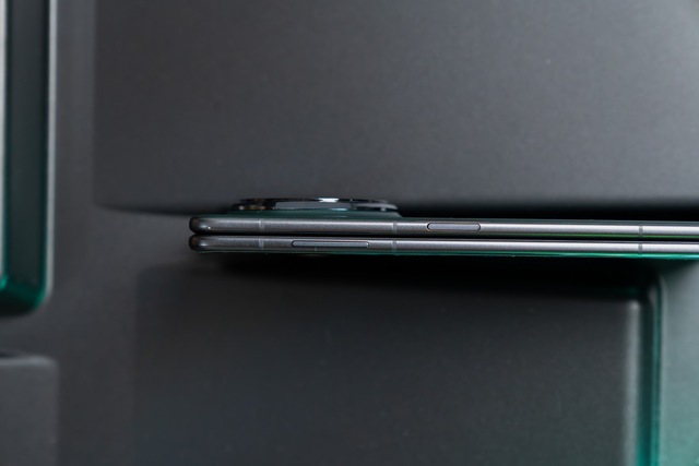 Chính thức lộ diện chiếc smartphone gập mỏng nhất thế giới - HONOR Magic V3: Chỉ 226g, mặt lưng làm từ sợi carbon, nhiều công nghệ đột phá- Ảnh 1. Chính thức lộ diện chiếc smartphone gập mỏng nhất thế giới - HONOR Magic V3: Chỉ 226g, mặt lưng làm từ sợi carbon, nhiều công nghệ đột phá- Ảnh 1.