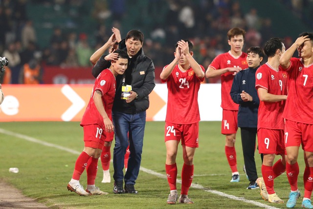 Vừa thắng Indonesia, tuyển Việt Nam phải tức tốc ra sân bay  sang Philippines đá AFF Cup, Quang Hải có hành động cực ấm áp- Ảnh 6.