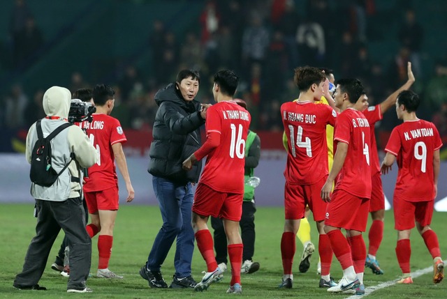 Vừa thắng Indonesia, tuyển Việt Nam phải tức tốc ra sân bay  sang Philippines đá AFF Cup, Quang Hải có hành động cực ấm áp- Ảnh 5.