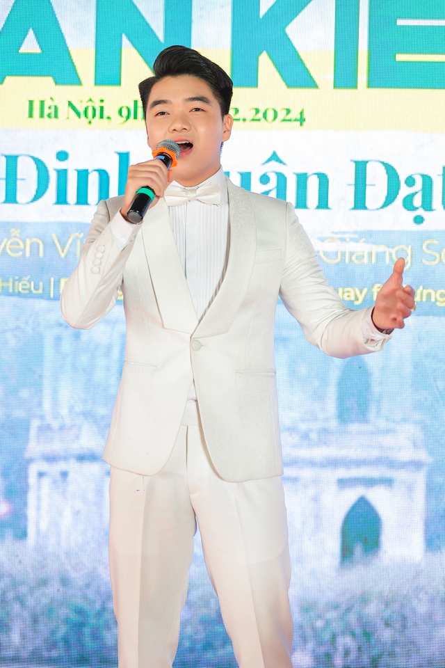 Đinh Xuân Đạt - Á quân Giọng hát hay Hà Nội 2024 thần tượng NSND Quang Thọ- Ảnh 1.