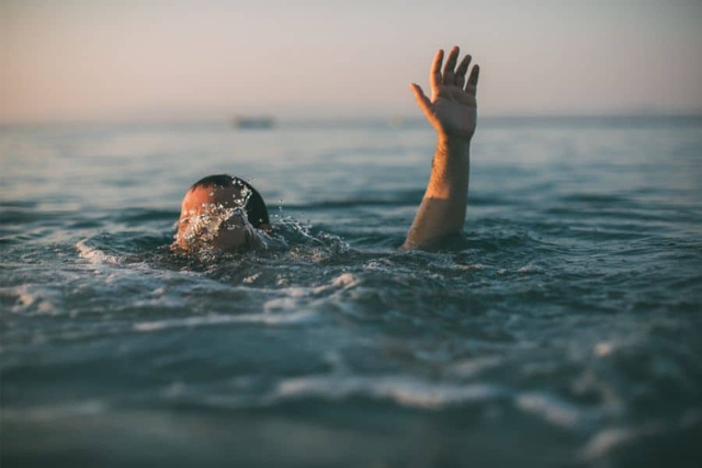 Làm thế nào để sống sót khi bất ngờ bị rơi xuống nước sâu, ngay cả khi bạn không biết bơi: Kính thực tế ảo có thể giúp- Ảnh 3.