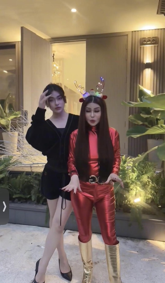 Rich Kid Gia Kỳ mua cả "rừng" thông trang trí Noel, Madame Hồng diện đồ "cực cháy" hướng dẫn xông nhà cuối năm- Ảnh 8. Rich Kid Gia Kỳ mua cả "rừng" thông trang trí Noel, Madame Hồng diện đồ "cực cháy" hướng dẫn xông nhà cuối năm- Ảnh 8.