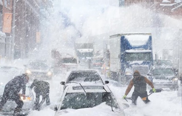 B&atilde;o tuyết dữ dội tấn c&ocirc;ng nước Mỹ, New York ban bố t&igrave;nh trạng khẩn cấp: Những h&igrave;nh ảnh kinh ho&agrave;ng cho thấy mẹ thi&ecirc;n nhi&ecirc;n đang nổi giận- Ảnh 3.