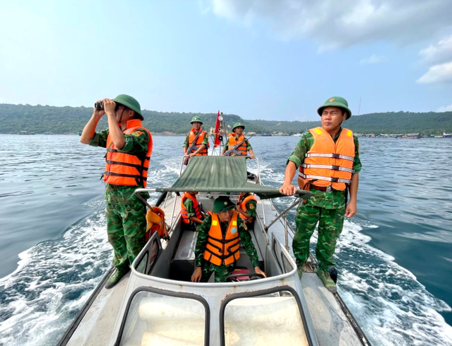 Đồng chí La Minh Nhòa cùng đồng đội tuần tra, bảo vệ biên giới biển. (Ảnh: Báo biên phòng),