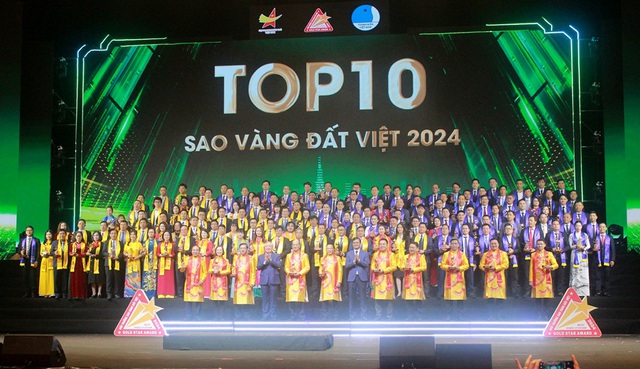 Ảnh số 2: Đồng chí Nguyễn Hòa Bình, Ủy viên Bộ Chính trị, Bí thư Trung ương Đảng, Phó Thủ tướng Thường trực Chính phủ và đồng chí Bùi Quang Huy, Ủy viên dự khuyết BCH Trung ương Đảng, Bí thư thứ nhất Trung ương Đoàn TNCS Hồ Chí Minh trao giải TOP 10 và chụp ảnh lưu niệm với các doanh nghiệp