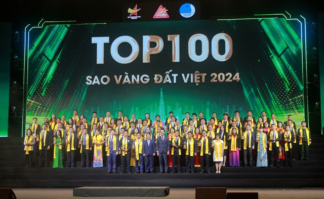 Trao giải thưởng TOP 100 cho các doanh nghiệp đoạt giải