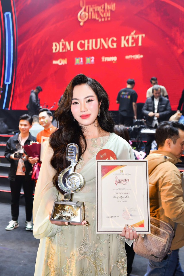 Chân dung cô gái 20 tuổi giành giải Nhất "Tiếng hát Hà Nội 2024"- Ảnh 2. Chân dung cô gái 20 tuổi giành giải Nhất "Tiếng hát Hà Nội 2024"- Ảnh 2.