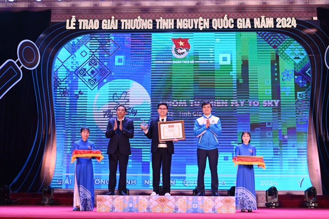 Trung ương Đoàn trao Giải thưởng Tình nguyện Quốc gia năm 2024 - Ảnh 2.