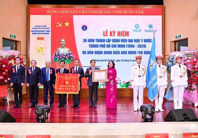 Lễ kỷ niệm 30 năm thành lập Bệnh viện Đại học Y dược thành phố  Hồ Chí  Minh (1994 – 2024) và đón nhận danh hiệu Anh hùng Lao động- Ảnh 2.