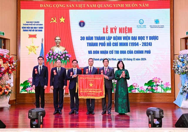 Lễ kỷ niệm 30 năm thành lập Bệnh viện Đại học Y dược thành phố  Hồ Chí  Minh (1994 – 2024) và đón nhận danh hiệu Anh hùng Lao động- Ảnh 4.