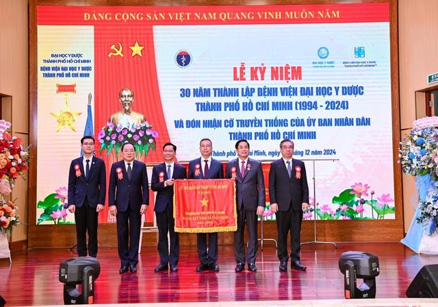 Đồng chí Nguyễn Phước Lộc trao Cờ Truyền thống của Ủy ban nhân dân Thành phố Hồ Chí Minh cho Bệnh viện vì đã có thành tích trong công tác liên tục nhiều năm nhân kỷ niệm 30 năm thành lập Bệnh viện (1994 – 2024)