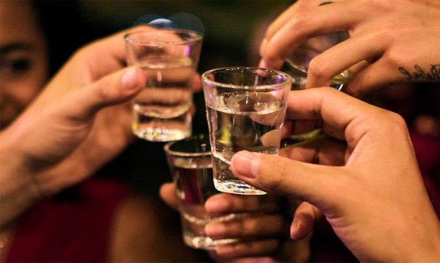 Chỉ cần nh&igrave;n v&agrave;o đặc điểm n&agrave;y ở b&agrave;n tay, bạn sẽ biết ai đ&oacute; c&oacute; uống được rượu hay kh&ocirc;ng?- Ảnh 1.