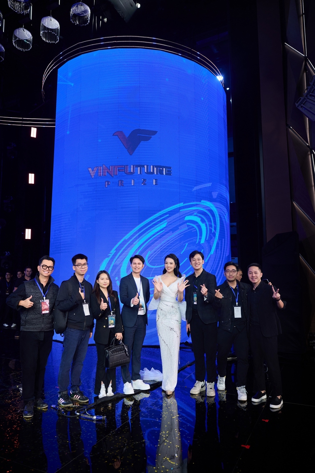 Á hậu Thụy Vân 4 lần dẫn lễ trao giải VinFuture: "Tôi cảm thấy tự hào"- Ảnh 5. Á hậu Thụy Vân 4 lần dẫn lễ trao giải VinFuture: "Tôi cảm thấy tự hào"- Ảnh 5.