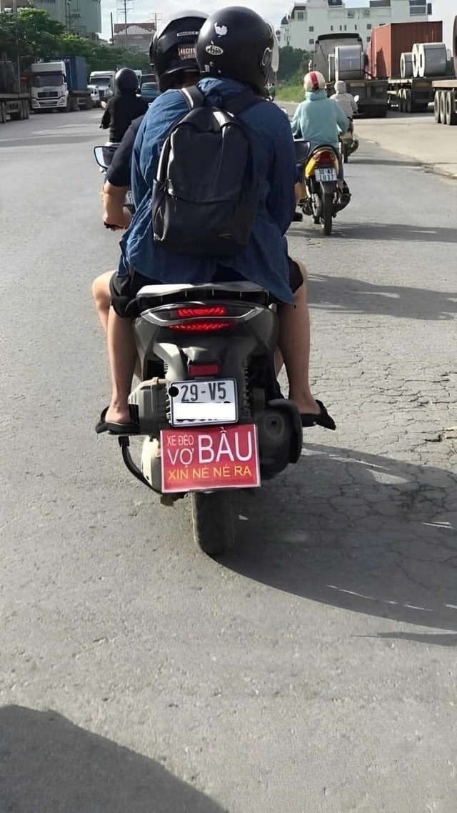 Cả khu phố phải ngoái nhìn 1 tấm bảng người đàn ông gắn trên xe máy: Phải yêu cỡ nào mới làm được như này?- Ảnh 3.