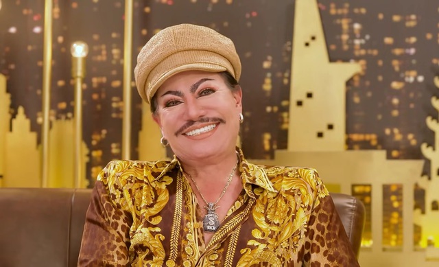 Nam ca sĩ quái nhất showbiz: "Tôi có 9 người con, 27 người cháu"- Ảnh 1. Nam ca sĩ quái nhất showbiz: "Tôi có 9 người con, 27 người cháu"- Ảnh 1.