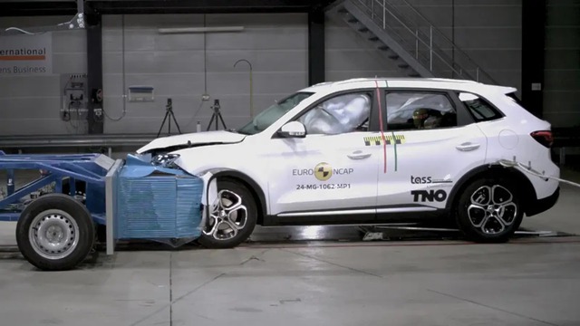 Đây là lý do MG ZS đời mới chờ về Việt Nam chỉ được 4 sao ANCAP: Không có túi khí giữa, phanh lùi khẩn cấp còn cần cải thiện- Ảnh 1. Đây là lý do MG ZS đời mới chờ về Việt Nam chỉ được 4 sao ANCAP: Không có túi khí giữa, phanh lùi khẩn cấp còn cần cải thiện- Ảnh 1.