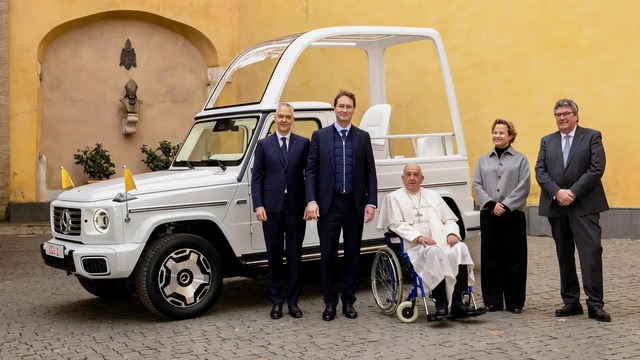 Mercedes-Benz tặng G-Class điện cho Giáo hoàng làm xe di chuyển: Thiết kế lạ mắt, dễ là chiếc Popemobile mạnh nhất lịch sử- Ảnh 2. Mercedes-Benz tặng G-Class điện cho Giáo hoàng làm xe di chuyển: Thiết kế lạ mắt, dễ là chiếc Popemobile mạnh nhất lịch sử- Ảnh 2.