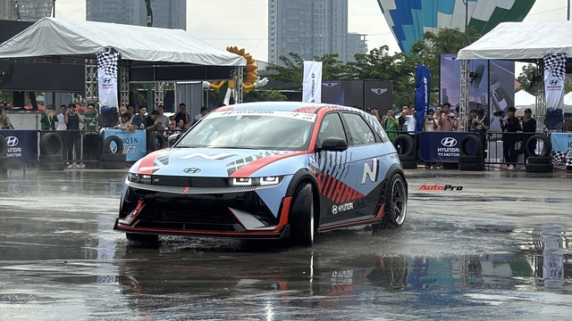Hyundai Ioniq 5 N mạnh như siêu xe drift cực cháy giữa ngàn khán giả TP.HCM, xe điện nhưng 'giật tê người' sướng như xe xăng- Ảnh 9. Hyundai Ioniq 5 N mạnh như siêu xe drift cực cháy giữa ngàn khán giả TP.HCM, xe điện nhưng 'giật tê người' sướng như xe xăng- Ảnh 9.